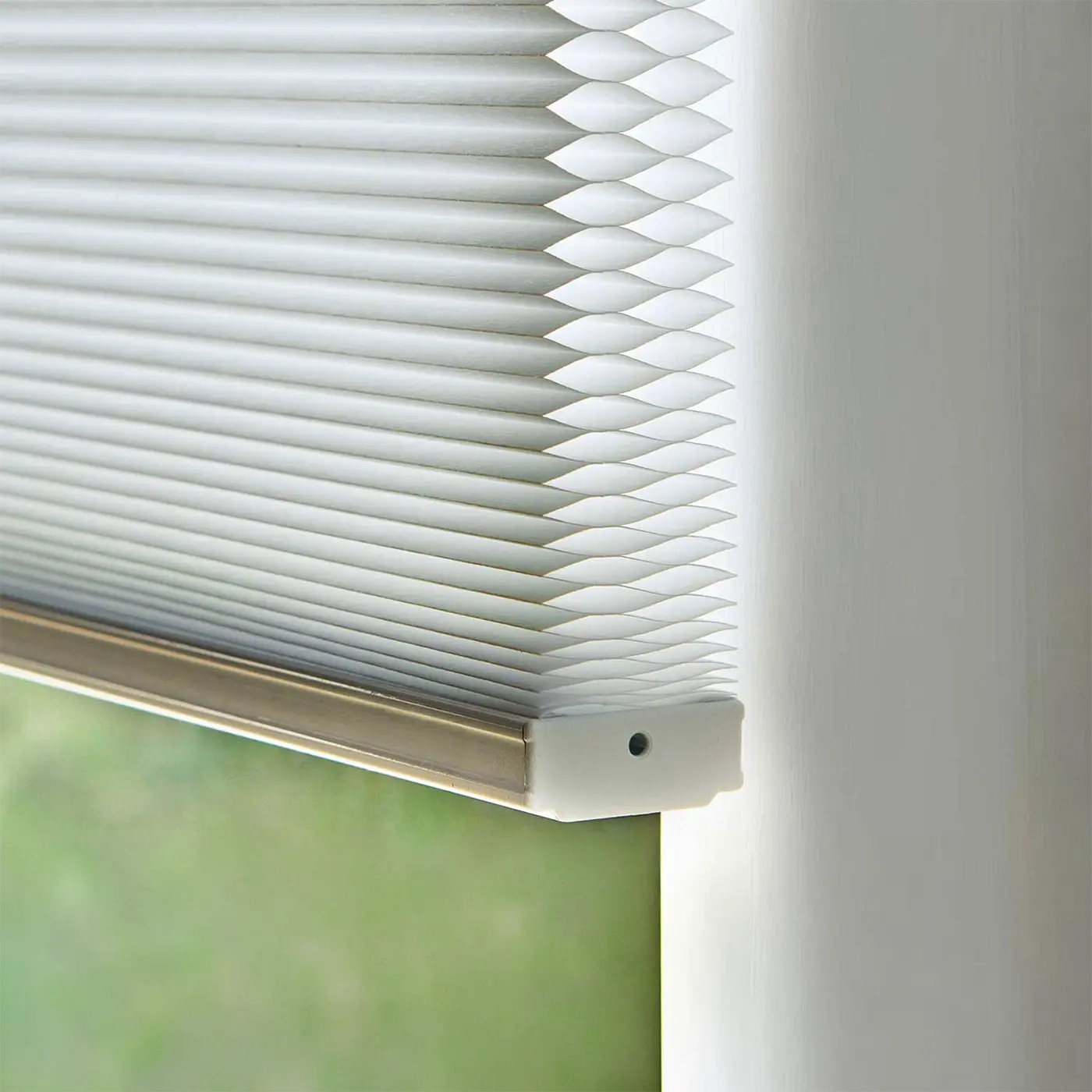 Detail van witte honingraatstof, opgeleverd in Groningen